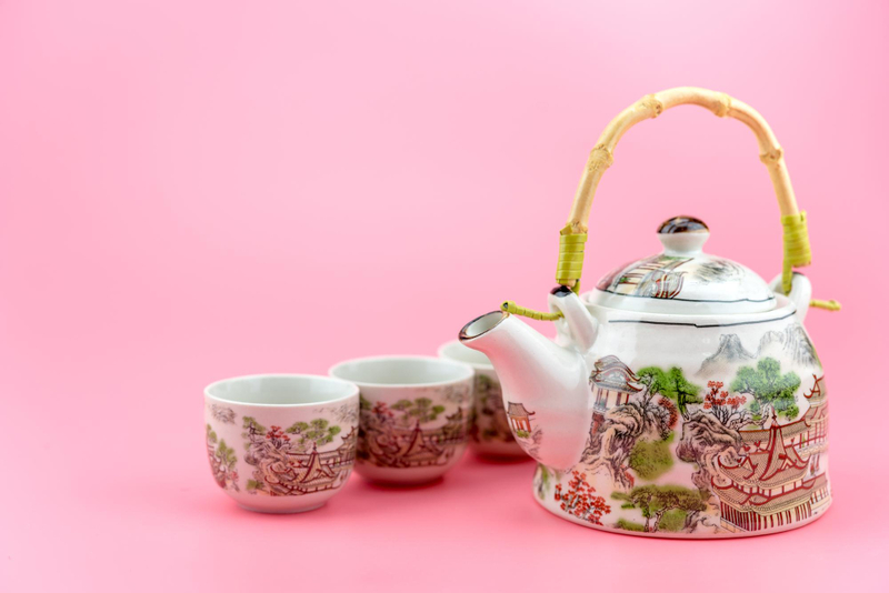 Alt: Bộ ấm trà pha lê dùng làm quà Tết tặng bố mẹ chồng.