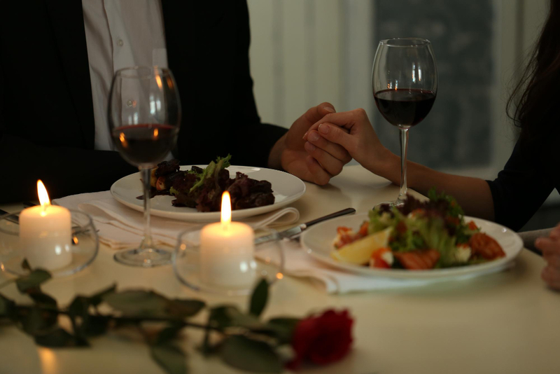 Alt: Quà Valentine tặng chồng là bữa tối tạo không gian riêng tư
