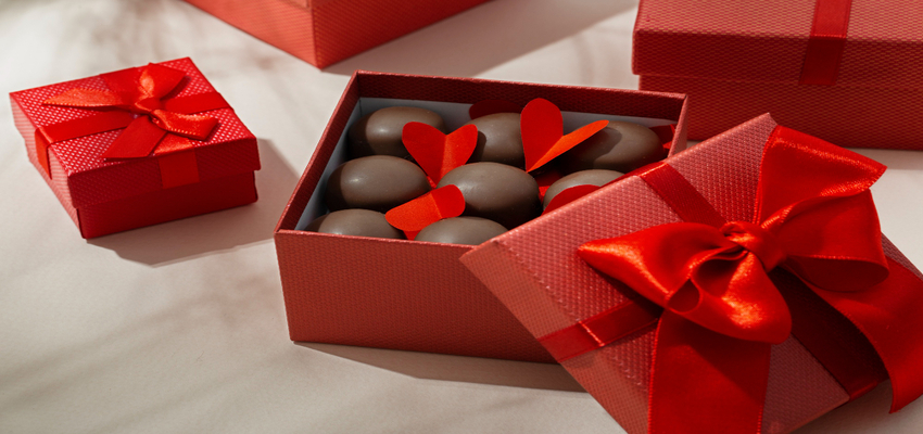 Quà xin lỗi bạn gái là hộp socola ngọt ngào