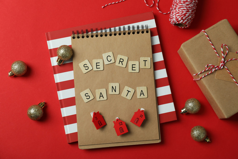 Alt: Secret Santa là gì được mô tả như trò chơi trao đổi quà bí mật trong Giáng Sinh.