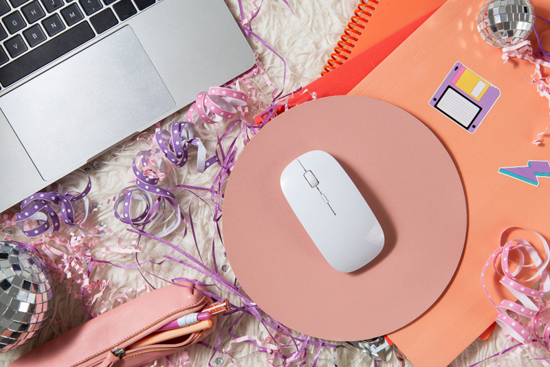 Alt: Lót chuột đèn ngủ lịch bàn là quà secret santa game thực tế.