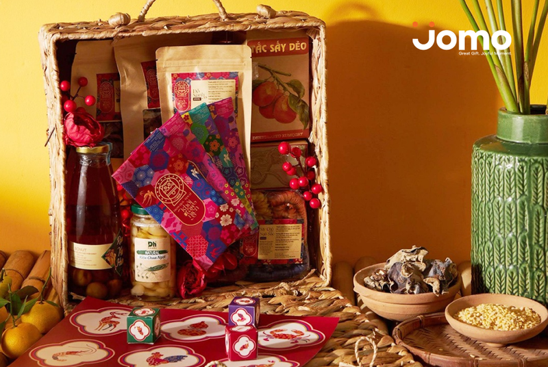 Alt: Hình ảnh giỏ quà Tết sang trọng.