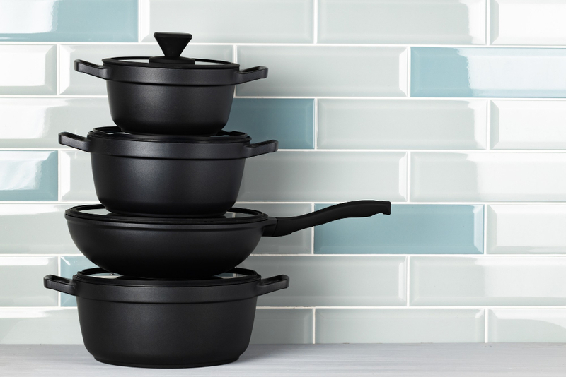 Alt: Bộ đồ gia dụng là quà tặng tân gia nhà mới thiết thực.