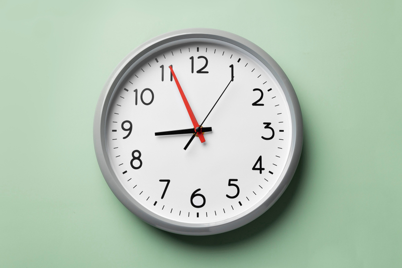 Alt: Đồng hồ treo tường là quà tặng tân gia nhà mới mang tính phong thủy.