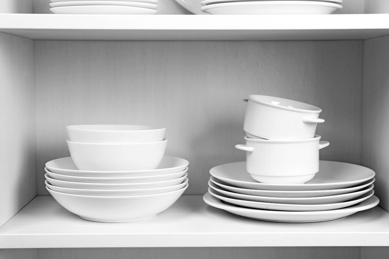 Alt: Bộ chén bát là quà tặng tân gia nhà mới dùng hằng ngày.