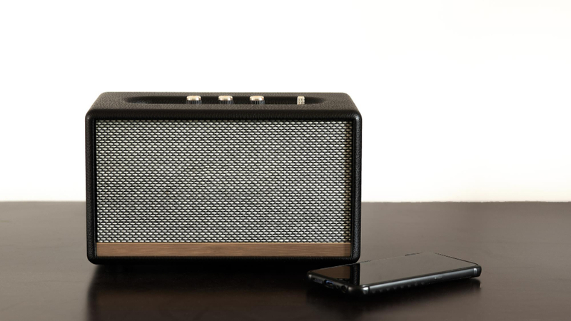 Alt: Loa là quà tặng tân gia nhà mới phục vụ giải trí.