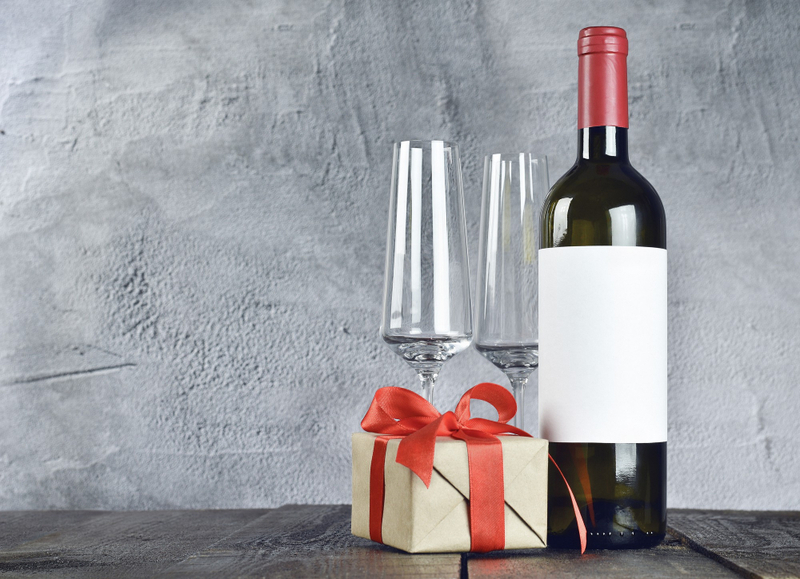 Alt: Rượu tây là quà tặng tân gia nhà mới mang tính chúc mừng.