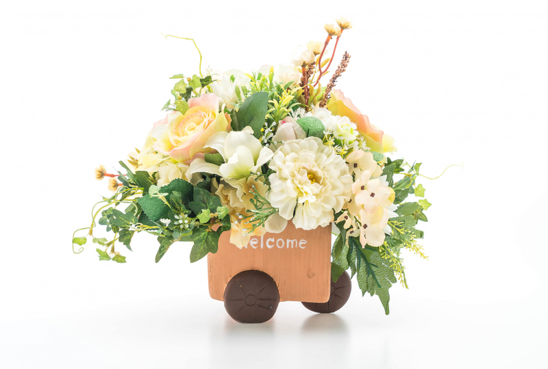 Alt: Lẵng hoa là quà tặng tân gia nhà mới mang không khí vui tươi.