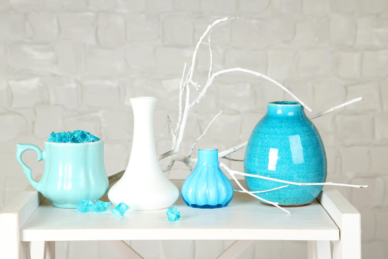 Alt: Phụ kiện trang trí là quà tân gia thiết thực cho nhà mới.