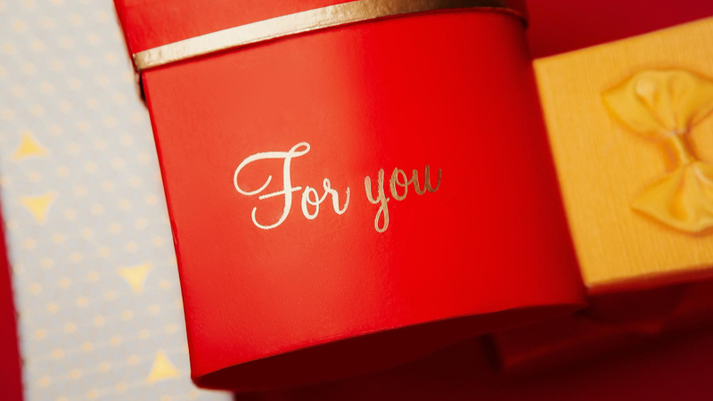 Quà tặng cá nhân hóa trong xu hướng quà tặng trong marketing giúp tăng sự trung thành và nhận diện thương hiệu.