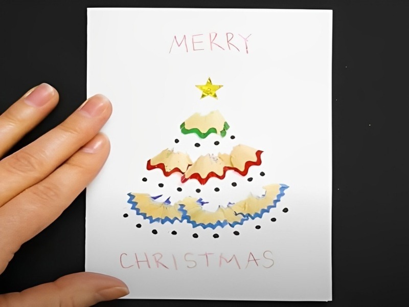 Alt: Thiệp Giáng sinh handmade trang trí từ vỏ bút chì sáng tạo