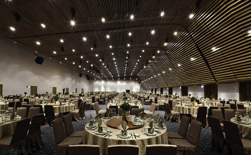 Alt: Tổ chức year end party trong nhà với kịch bản ổn định