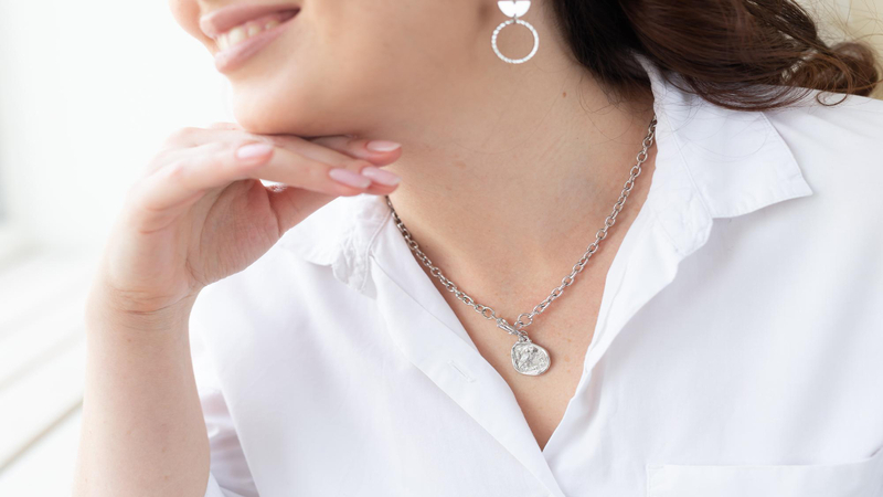 Alt: Dây chuyền bạc là món quà tỏ tình ý nghĩa và an toàn