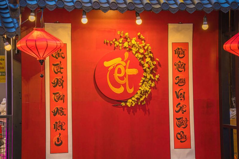 Alt: Trang trí Tết mầm non với câu đối đỏ treo tại góc lớp hoặc cửa ra vào.