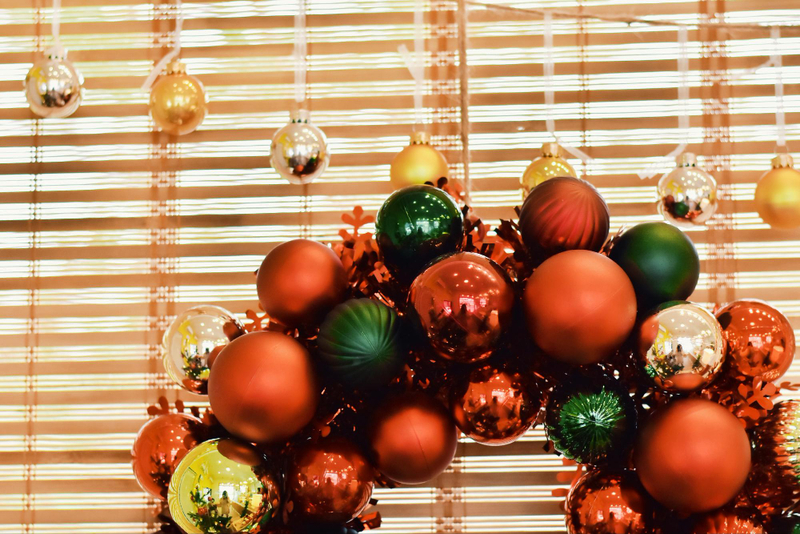 Alt: Hình quả châu trang trí trong văn phòng. 