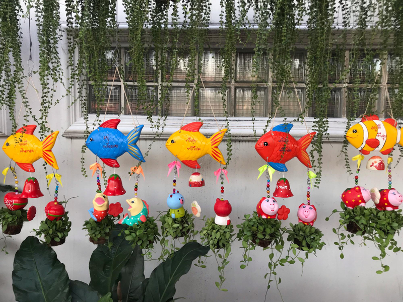 Alt: Trang trí Tết mầm non với lồng đèn giấy treo trong lớp học.