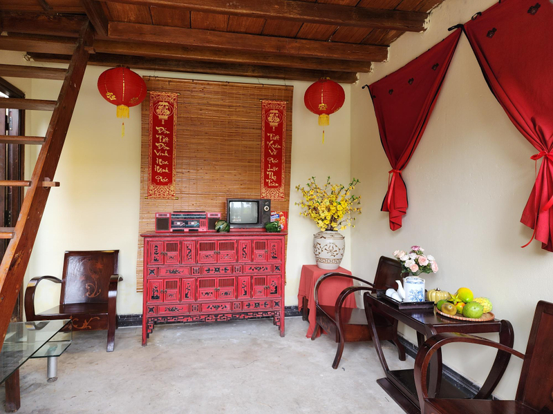 Alt: Trang trí nhà ngày Tết bằng câu đối đỏ truyền thống