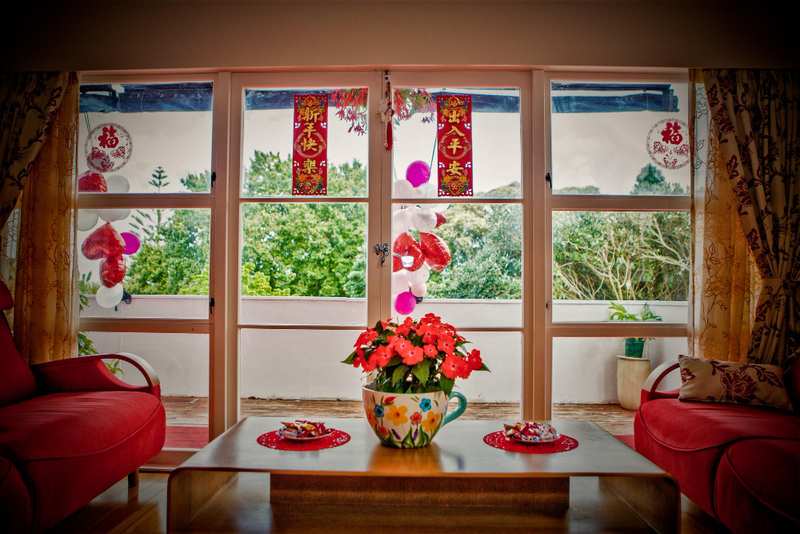 Alt: Trang trí Tết trong nhà tại phòng khách bằng decal cửa kính