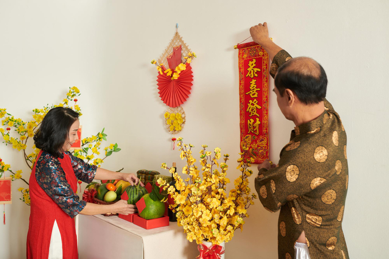 Alt: Trang trí nhà ngày Tết tại bàn thờ gia tiên trang nghiêm