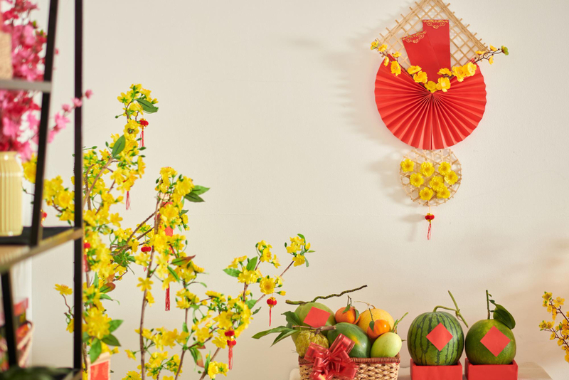 Alt: Trang trí nhà ngày Tết với hoa tươi trong không gian gia đình Việt