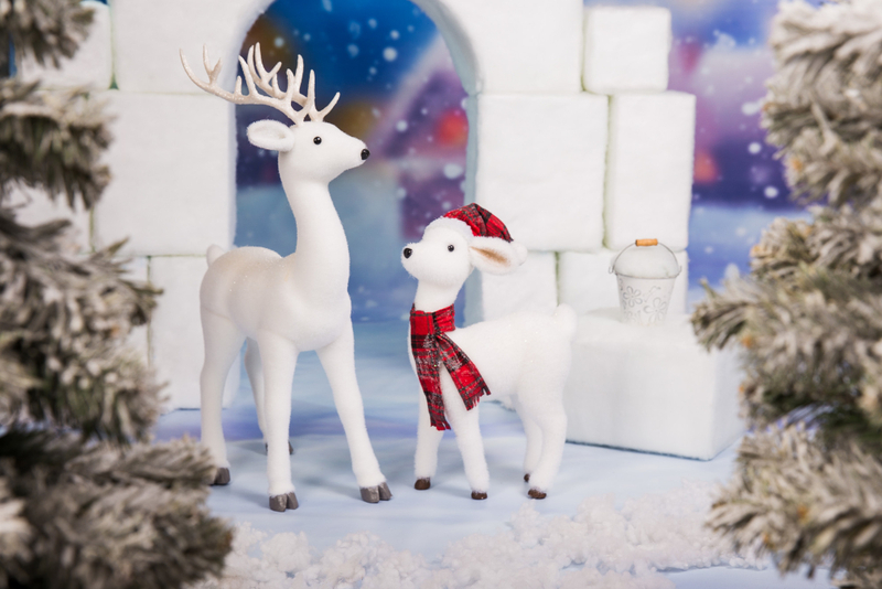 Alt: Hình mô hình tuần lộc trong không gian văn phòng.