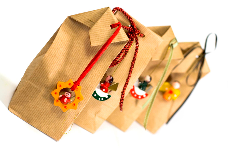 Alt: Cách trang trí Tết mầm non bằng dây treo bao lì xì đỏ.