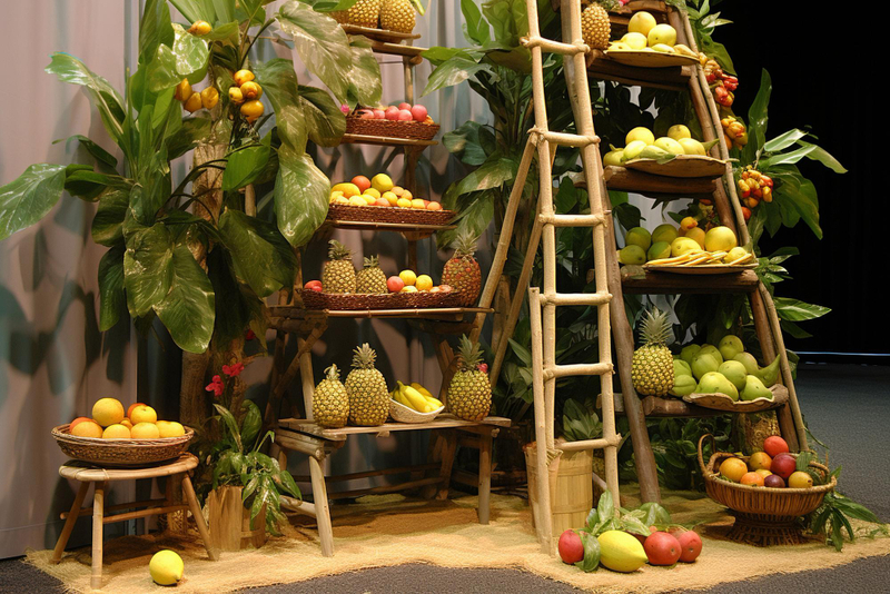 Alt: Trang trí Tết mầm non với gian hàng hoa quả trong lớp học.