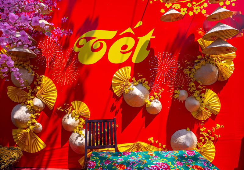 Alt: Trang trí Tết mầm non với tiểu cảnh vườn hoa đặt ở góc lớp.