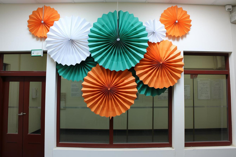 Alt: Cách trang trí Tết mầm non bằng quạt giấy treo tường đơn giản.