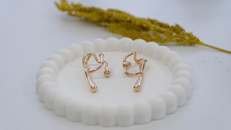 Alt: Trang sức nhỏ xinh, lựa chọn phổ biến trong ngày 14/3 là ngày Valentine trắng