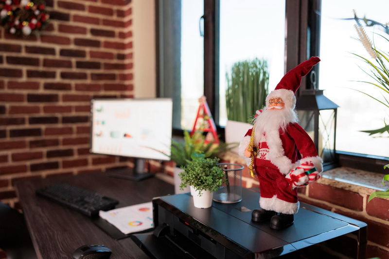 Alt: Hình mô hình ông già Noel trong văn phòng.