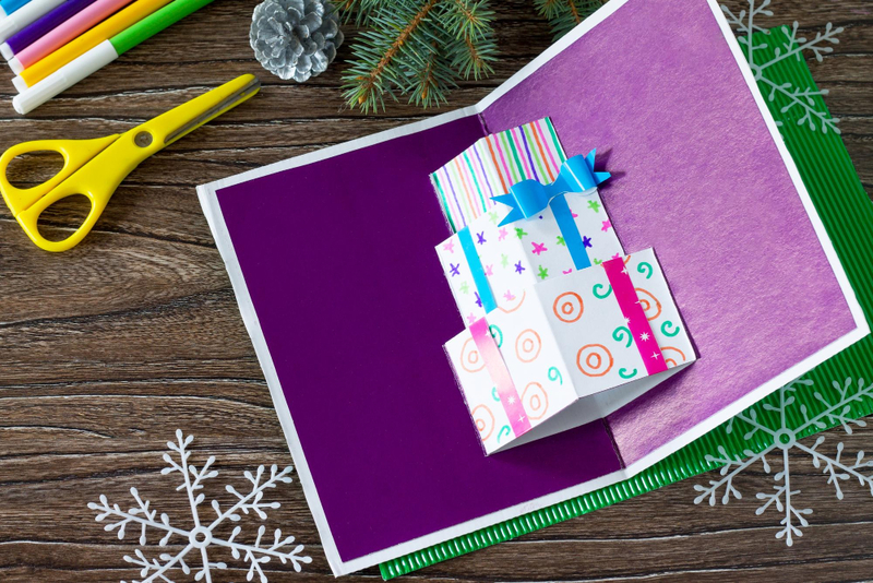 Alt: Thiệp Noel hình hộp quà đơn giản, dễ thương