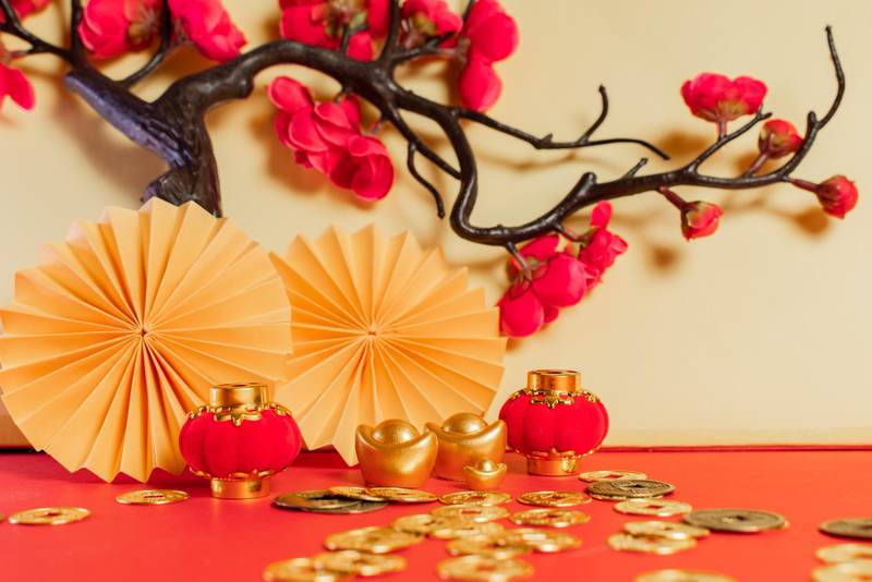 Alt: Trang trí Tết mầm non với cây mai giả treo bao lì xì.