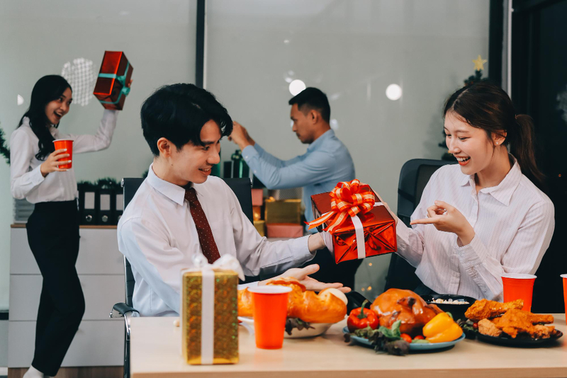 Quà tặng 20/10 bất ngờ dành cho nhân viên nữ.